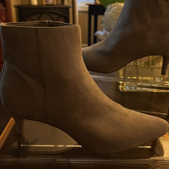 Old Navy faux suede kitten heel ankle boots - Picture 2 of 7